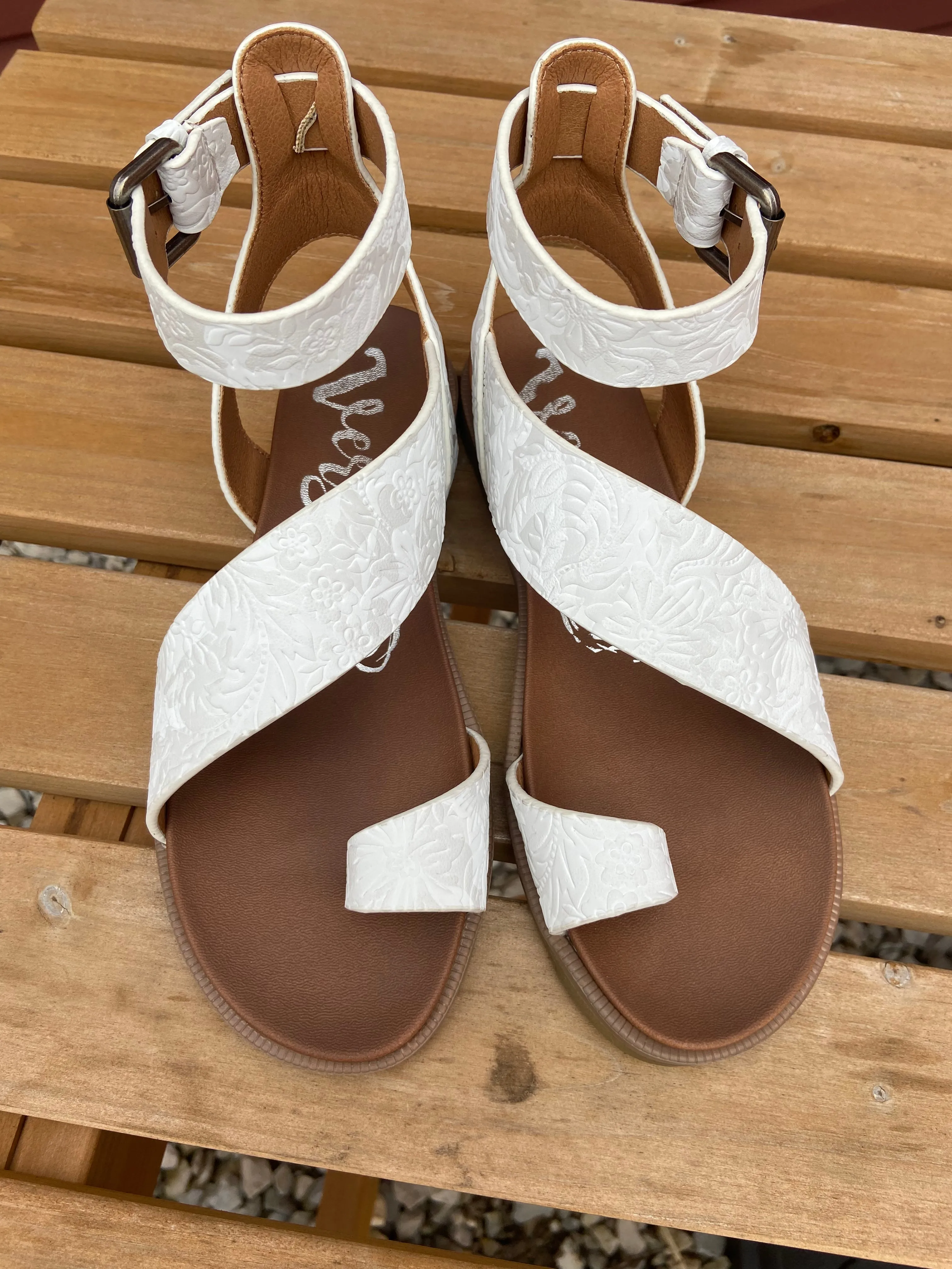 Very G 'Steffy Tooled' White Sandals